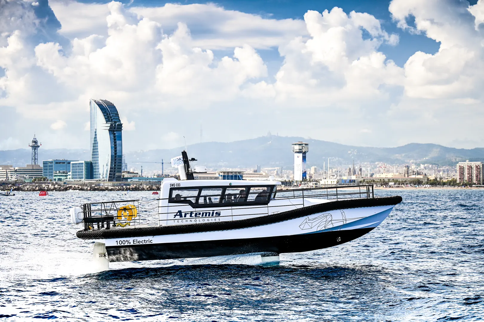 Artemis sin helelektriske følgebåt på Youth America’s Cup. (Foto: James Tomlinson)
