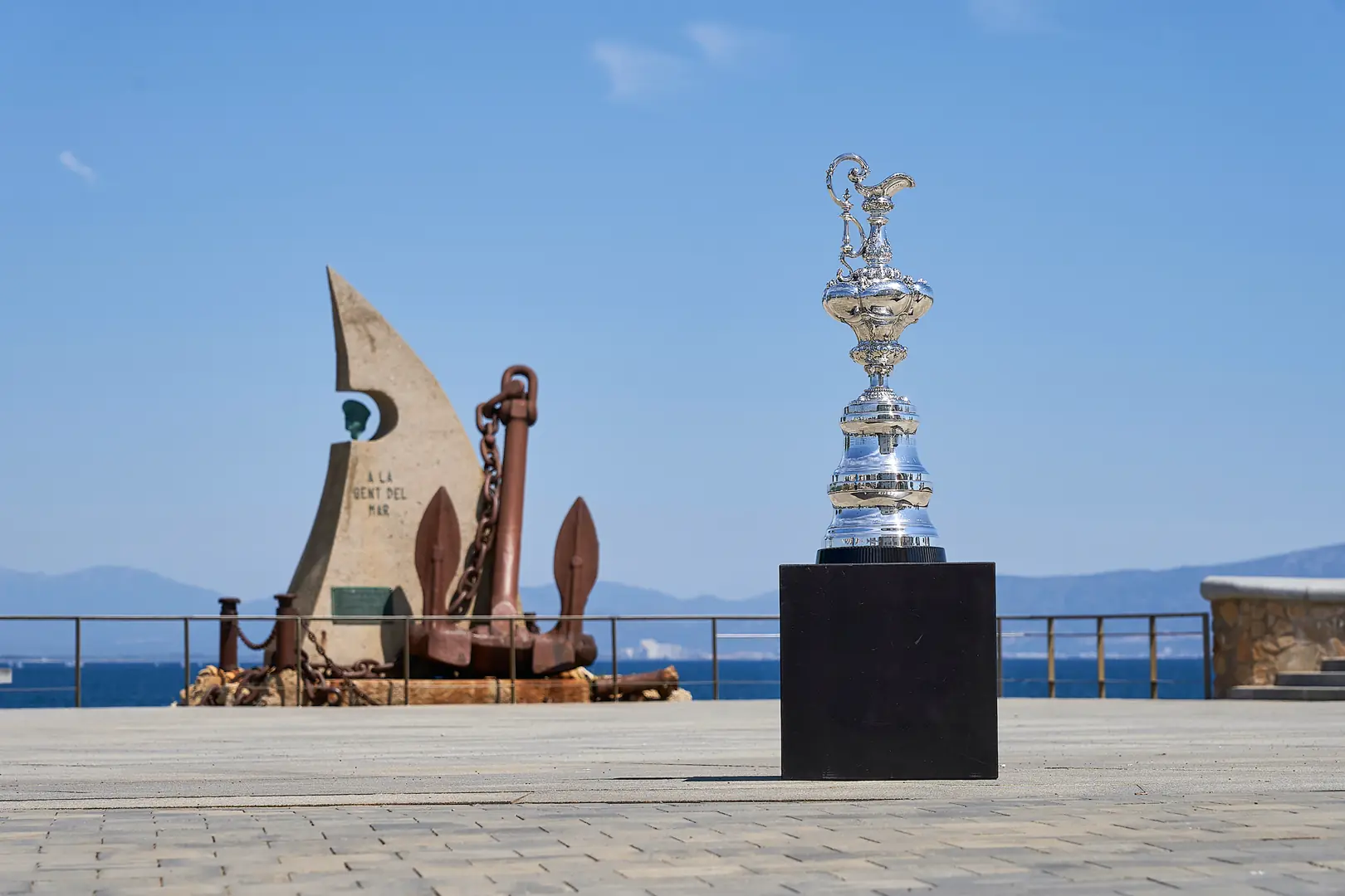 «Auld Mug» var på egen tour rundt i Spania for fotosession på kjente plasser. (Foto: Jan Latussek/America’s Cup)