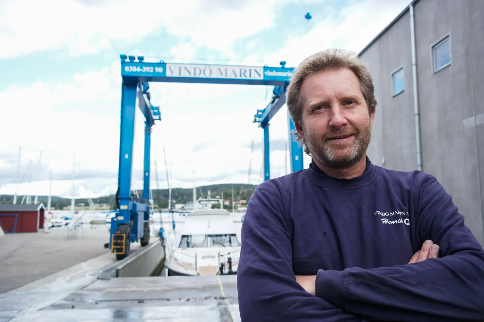 Henrik Quist, foran travellift som tar førti tonn.