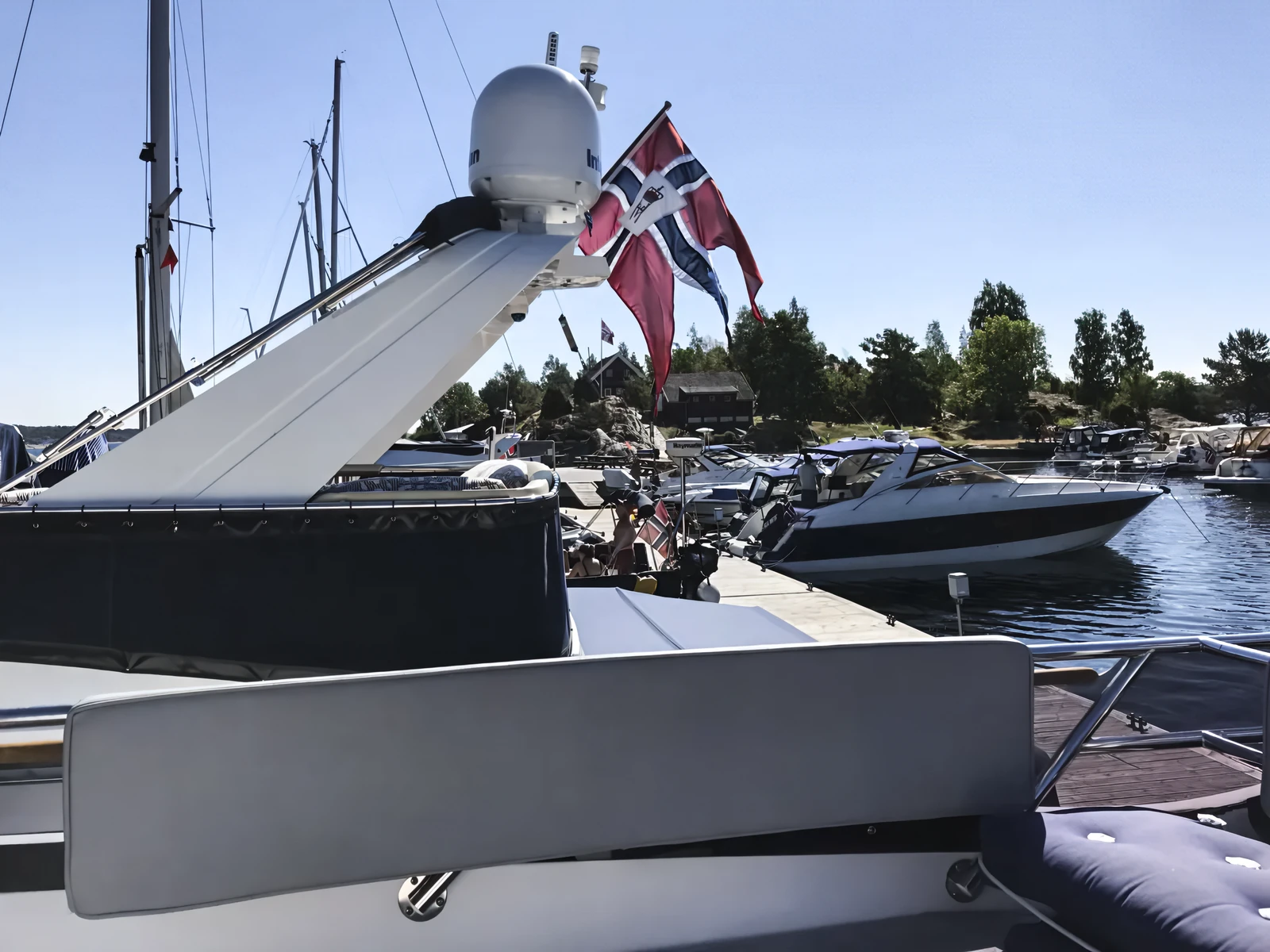 Brygge-hygge på Finnøya.