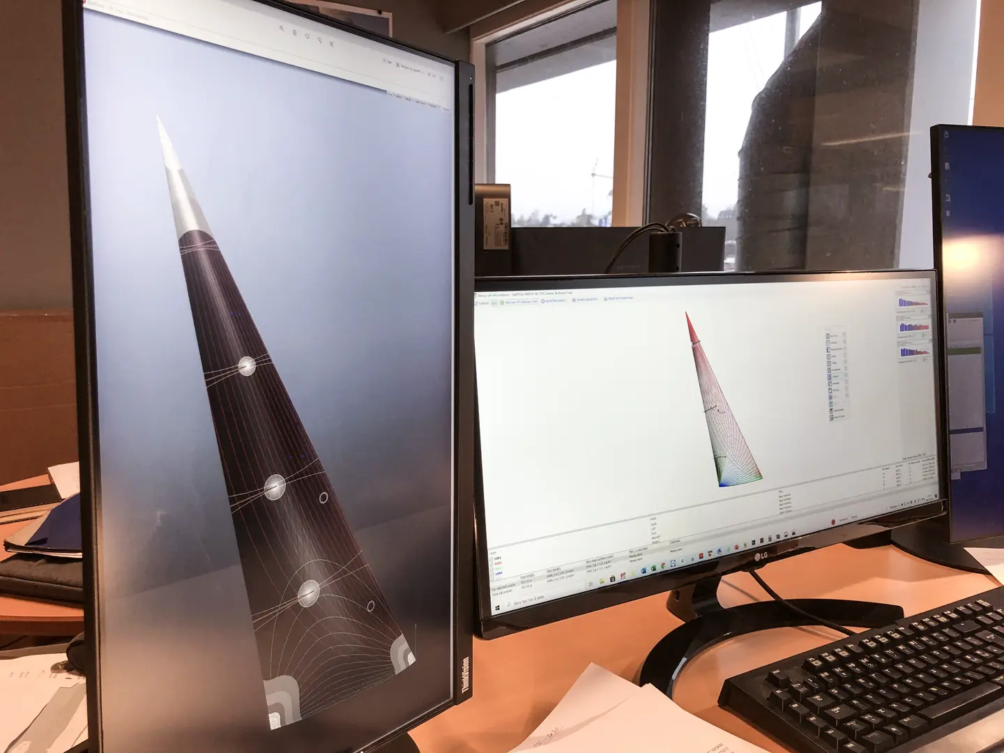 På et avansert dataprogram vises seilene som skal produseres og utvikles ved hjelp av roterende 3D, som viser den detaljerte, matematiske formen. Hvert panel, hver linje, er nøye utregnet for å oppnå maksimal styrke, effekt i forhold til vind, samtidig som materialet skal være så lett som mulig. (Foto: Christian Ruscetta)