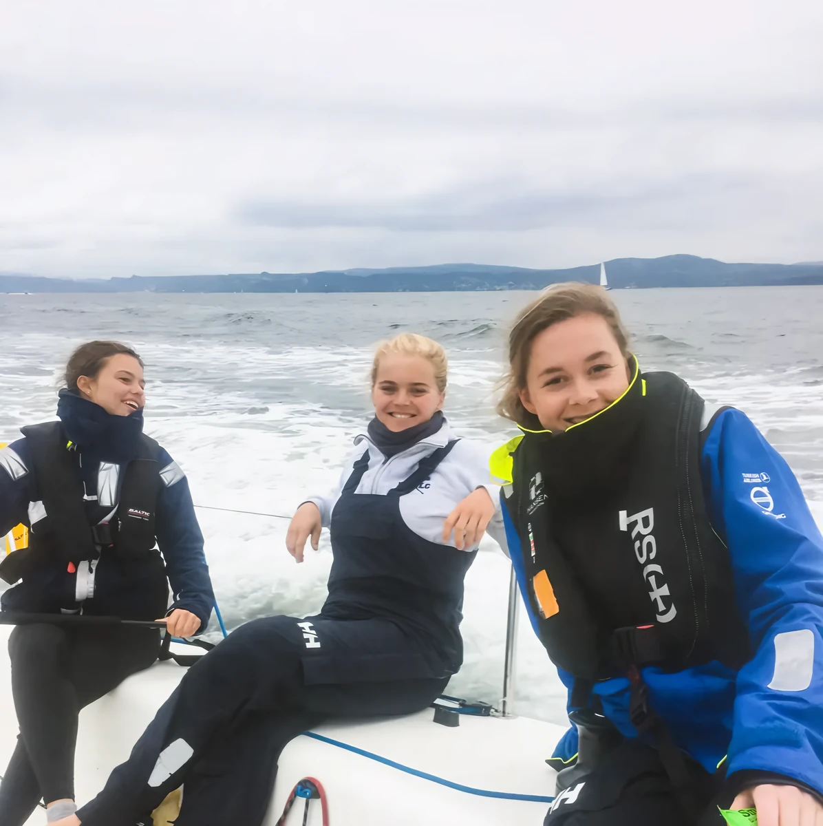 Jenny Steinsdatter Andresen  (i midten) flankeres av Emilie Dahl Andersen og Marie Nustad under Færderseilasen i 2019.