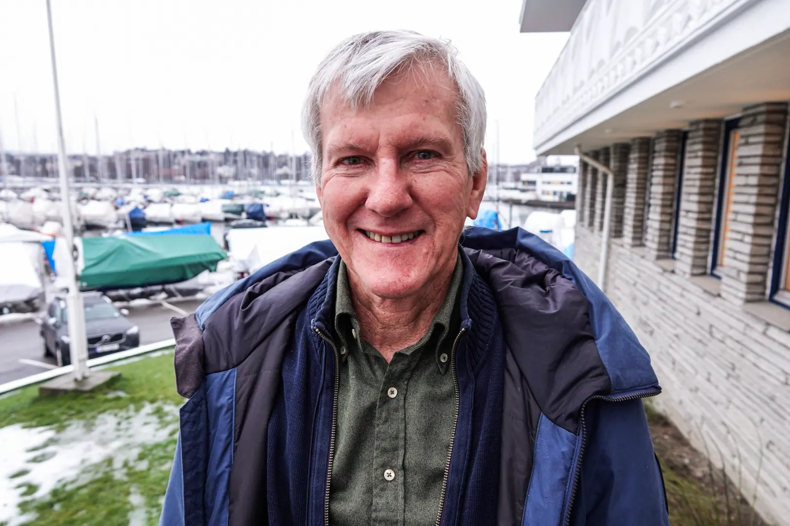 Barry er en kreativ mann, og faktisk en habil hobbymaler, og har malt mange seilbåter.