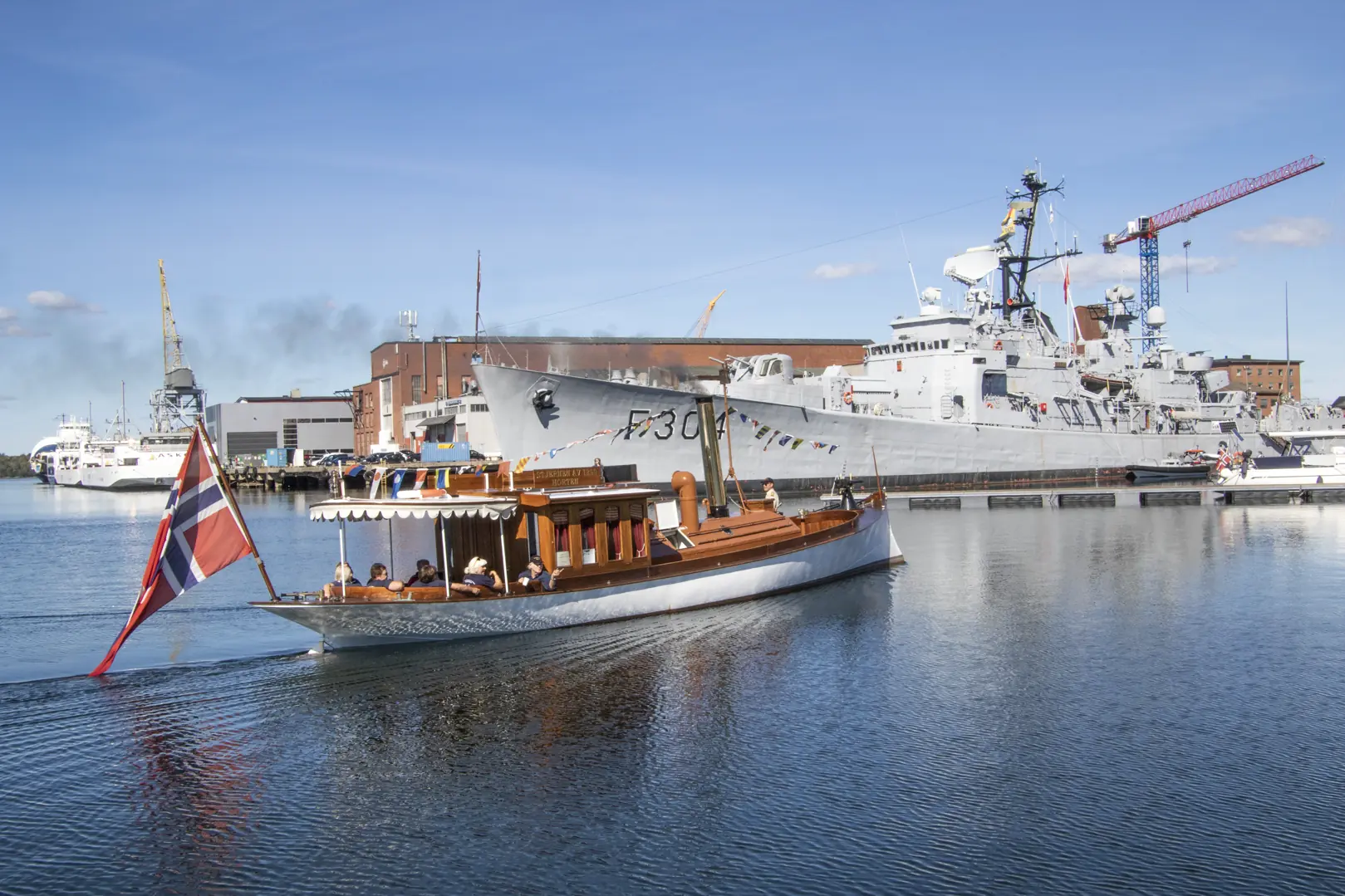 «Stjernen» med museumsskipet KNM «Narvik» i bakgrunnen i Indre Havn i Horten. (Foto: Knut G. Bjerva)
