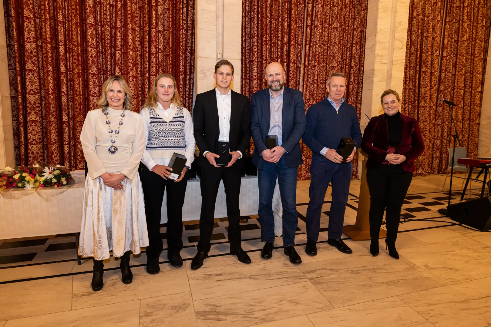 Fra venstre: Oslos ordfører Anne Lindboe (H), Mina Mobekk, Markus Berthet, Trond Solli-Sæther, Kristian Nergaard og kulturbyråd Anita Leirvik North (H). (Foto: Sturlason/Oslo kommune)