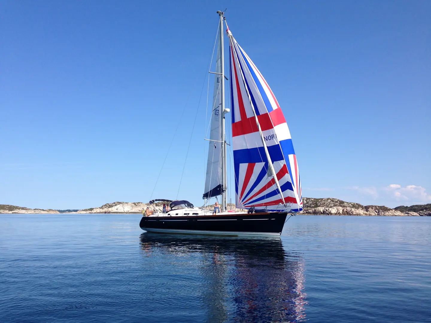 For seil like  sør for Marstein fyr i havet utenfor Austevoll sommeren 2013 sammen med sønn Simen Skei, mannen Nils og svigerdatter Evy. Foto: Simen Skei (sønn)