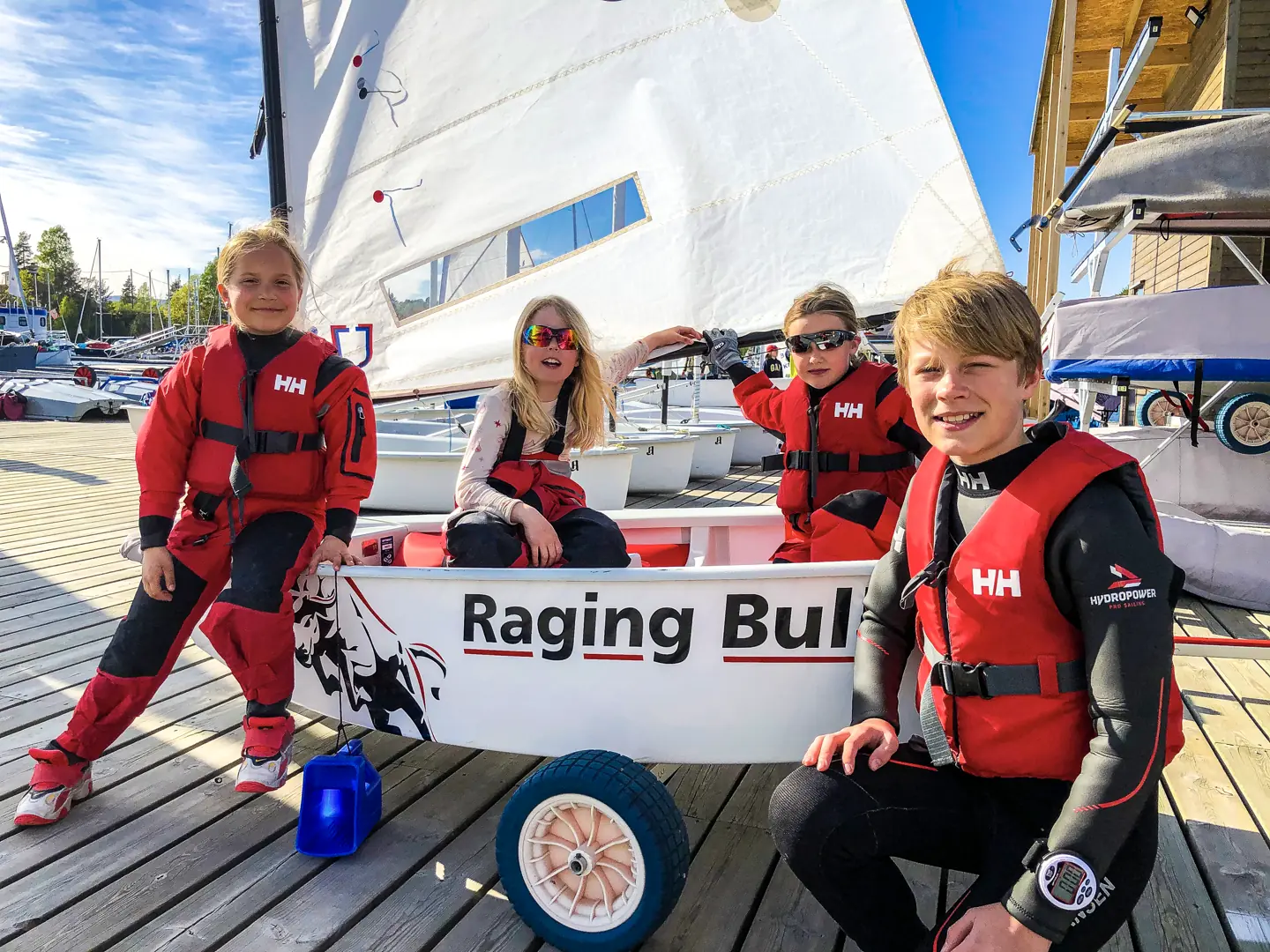 Arina Androstuk (9), Tind Kirvil Haaland Tjore (9), Elisa Aursnes Dammen (9) og Storm Bogsnes (11)  er straks klare for dagens treningsøkt på Lysakerfjorden. (Foto: Christian Ruscetta)