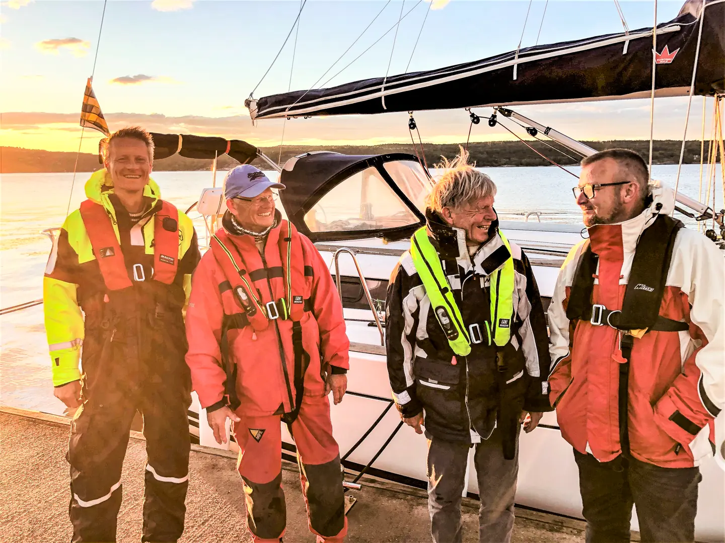 Firerbande: Disse fire har seilt Færderseilasen sammen 25 ganger. Fra venstre Martin Gudmundsen (46), Kjell Gudmundsen (71), Per Gudmundsen (80) og Kjetil Rygh (46). (Foto: Christian Ruscetta)