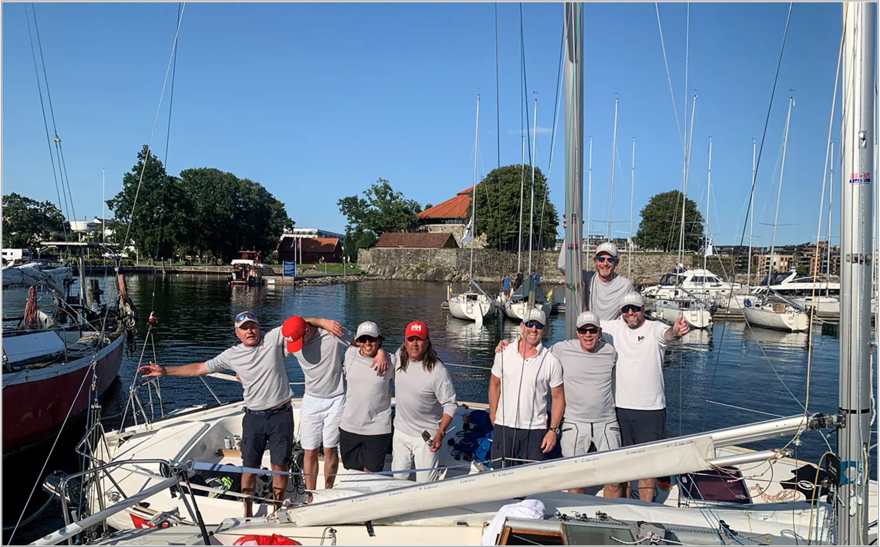 De to Helly-Hansen lagene jubler for gull og sølv i Express-NM.