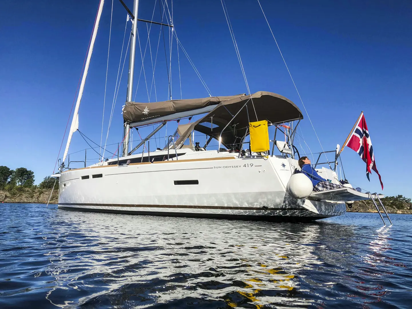 Å se den nye Sun Odyssey 419-en for første gang var et høytidelig øyeblikk for Thomas. Her er kona Kristin på badeplattformen i hjemlige farvann i Evjesund.