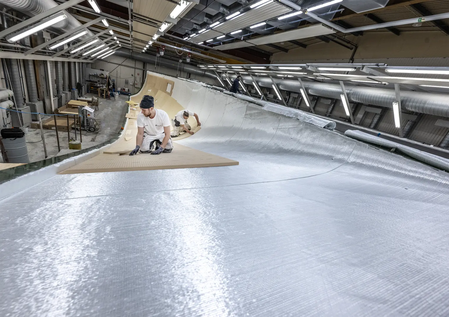 Skroget til HR69 støpes i to halvdeler. Her fra armeringsarbeidet på babords halvdel.