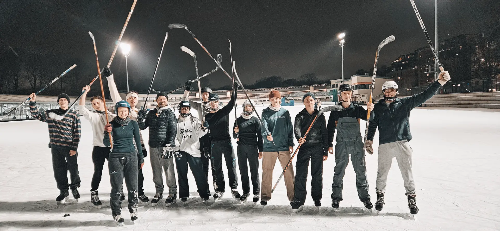 Brettgruppa på plass på Frogner stadion. Jenny Langlo foran (med blå Jofa-hjelm) med den spesielle hockeykølla.