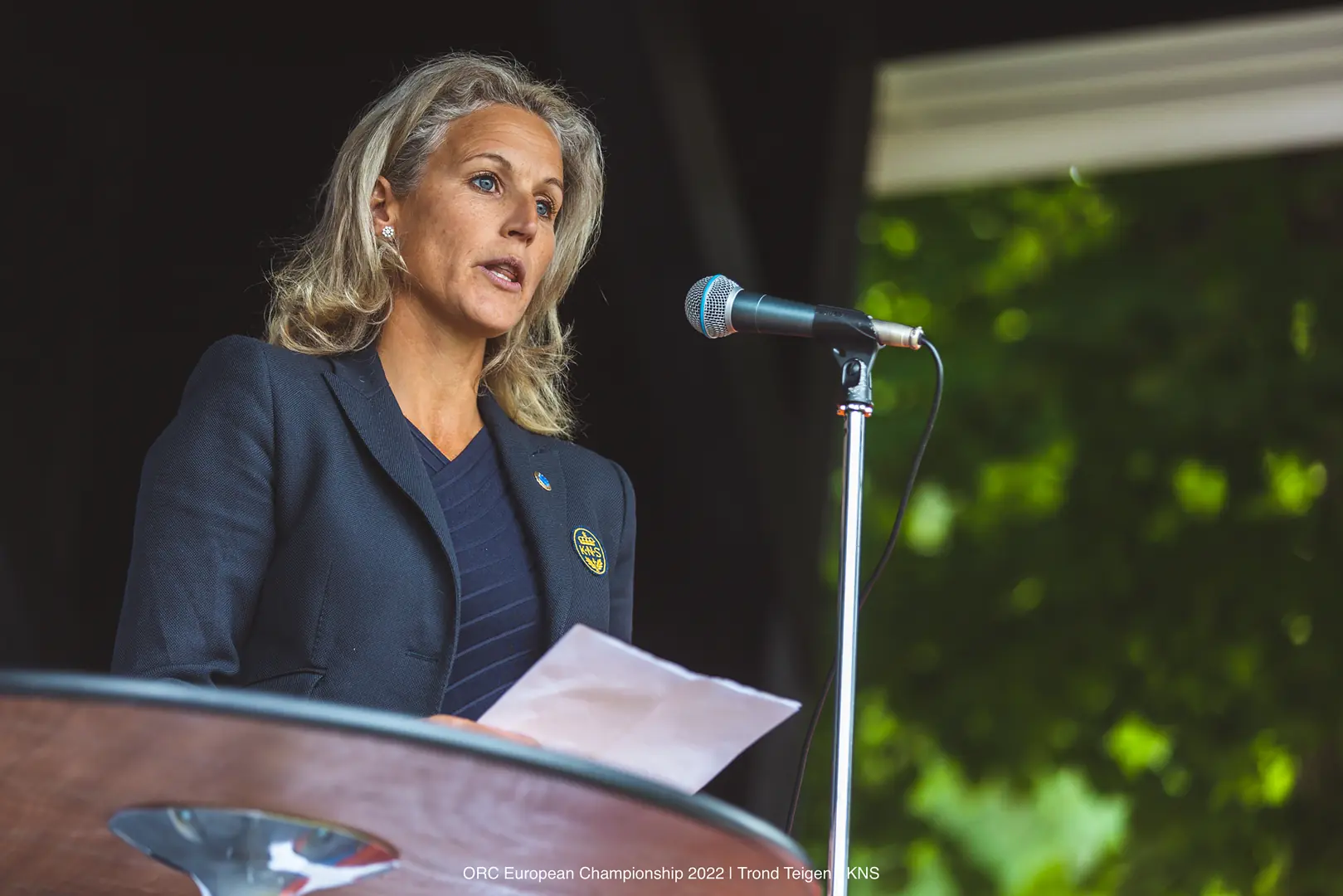 Benedicte holdt tale under åpnings-seremonien for ORCi-EM i 2022 i hagen til Hankø Hotel. (Foto: Trond Teigen - SailLogic)