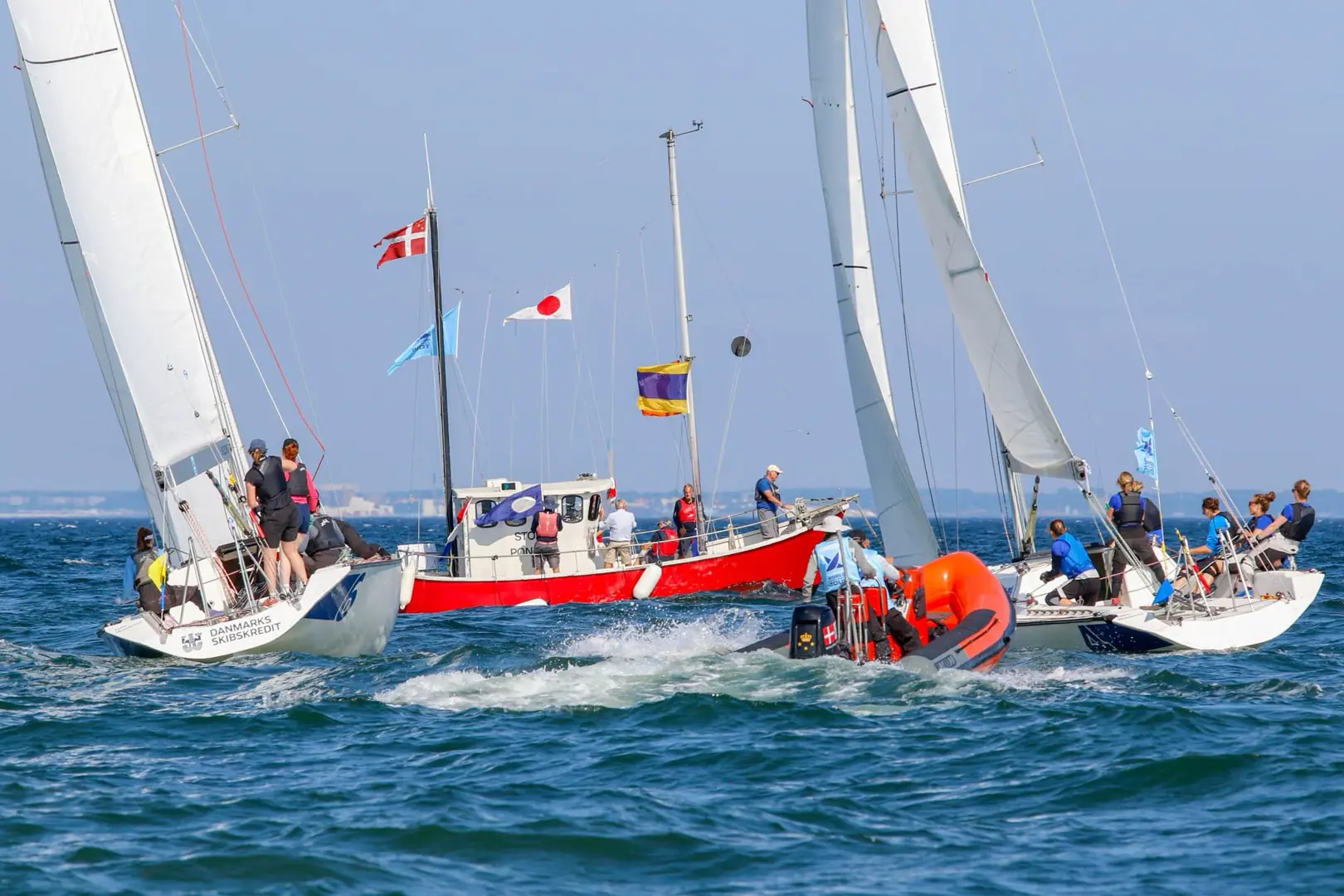 Peter er aktiv med match race og har vært Race Officer mange ganger. Bildet er fra Women’s Match Race Tour i Rungsted 2024 der Peter er om bord i startbåten.