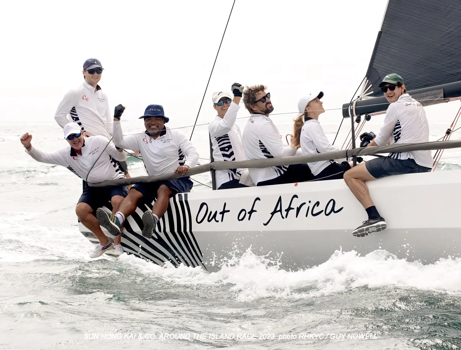 Rune, skipper (nr. 4 fra venstre) på Cape 31 «Out of Africa» etter seier i Hong Kongs svar på Færderseilasen, «Around the Island Race i 2023». (Foto: Guy Nowell)