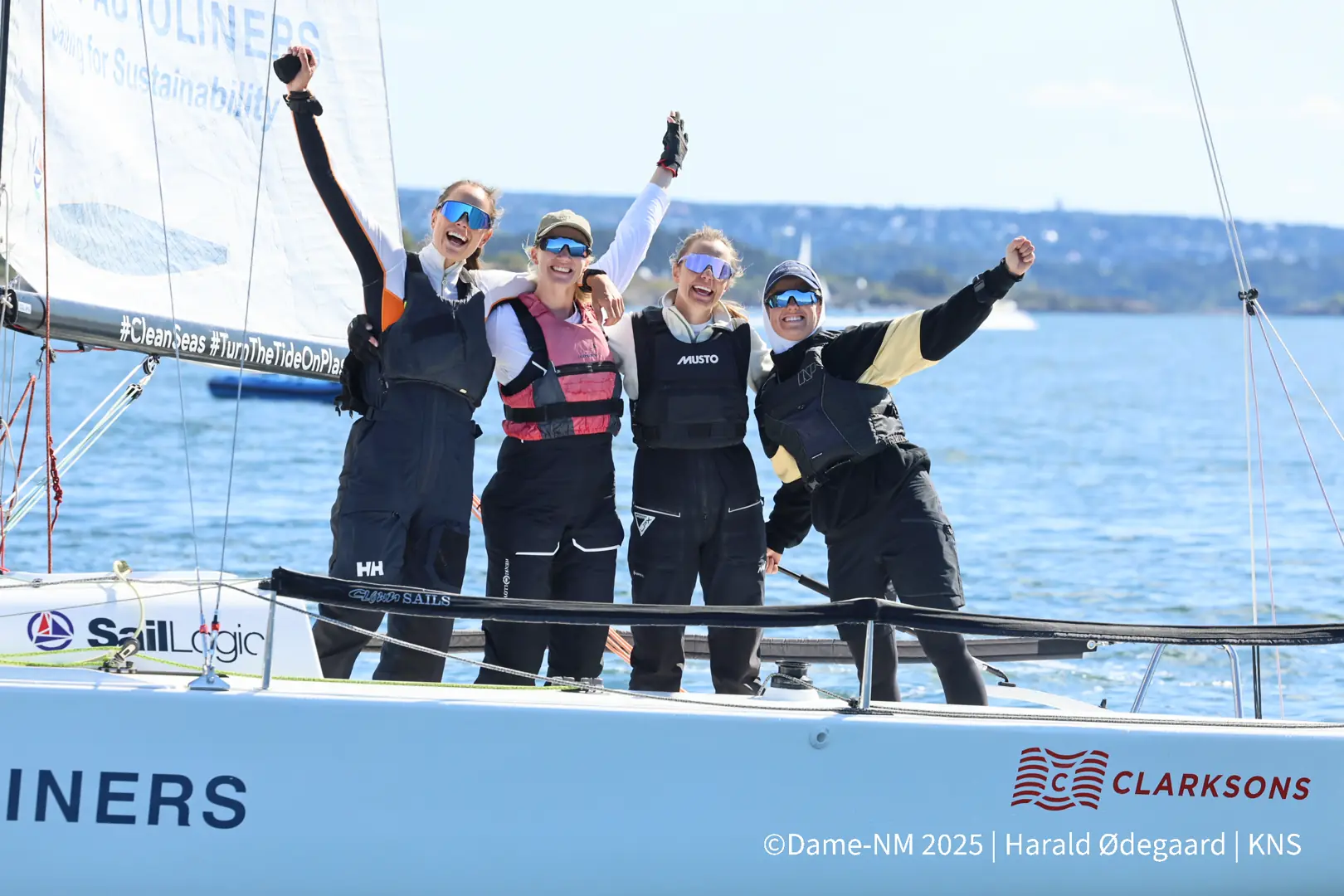 Glade norgesmestere: Tiril Bue, Helene Gjerde, Marie Lothe og Ragna Agerup. (Foto: Harald Ødegaard)