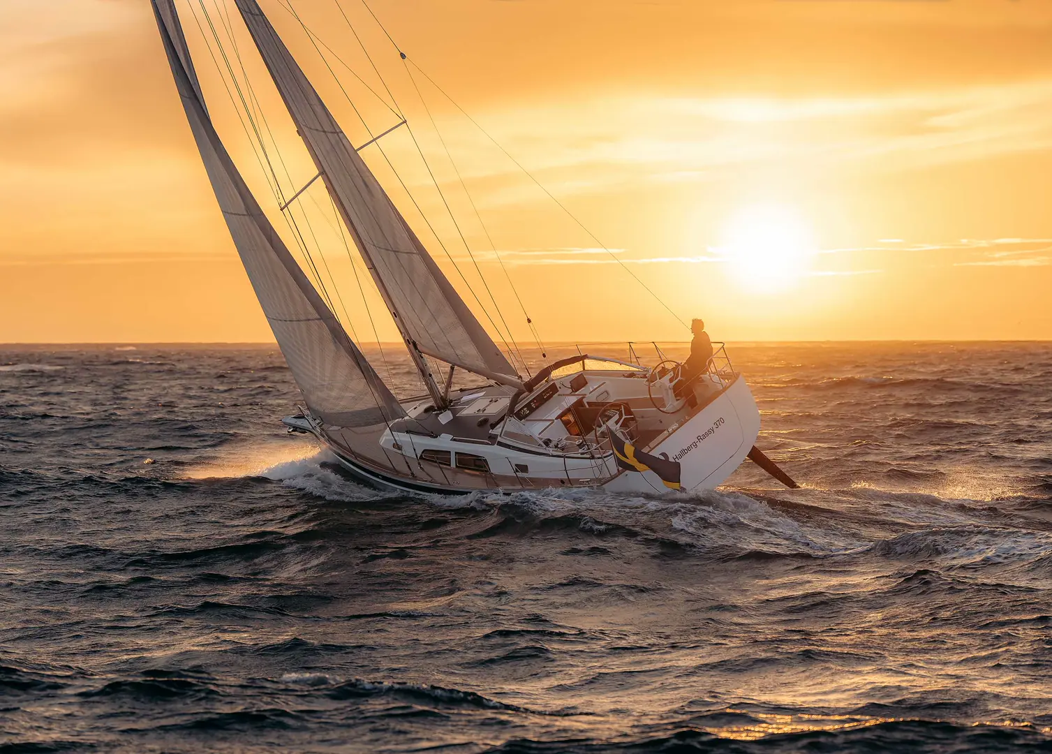 Hallberg-Rassy 370 seiler utenfor Ellös. Alle foto: Verftet