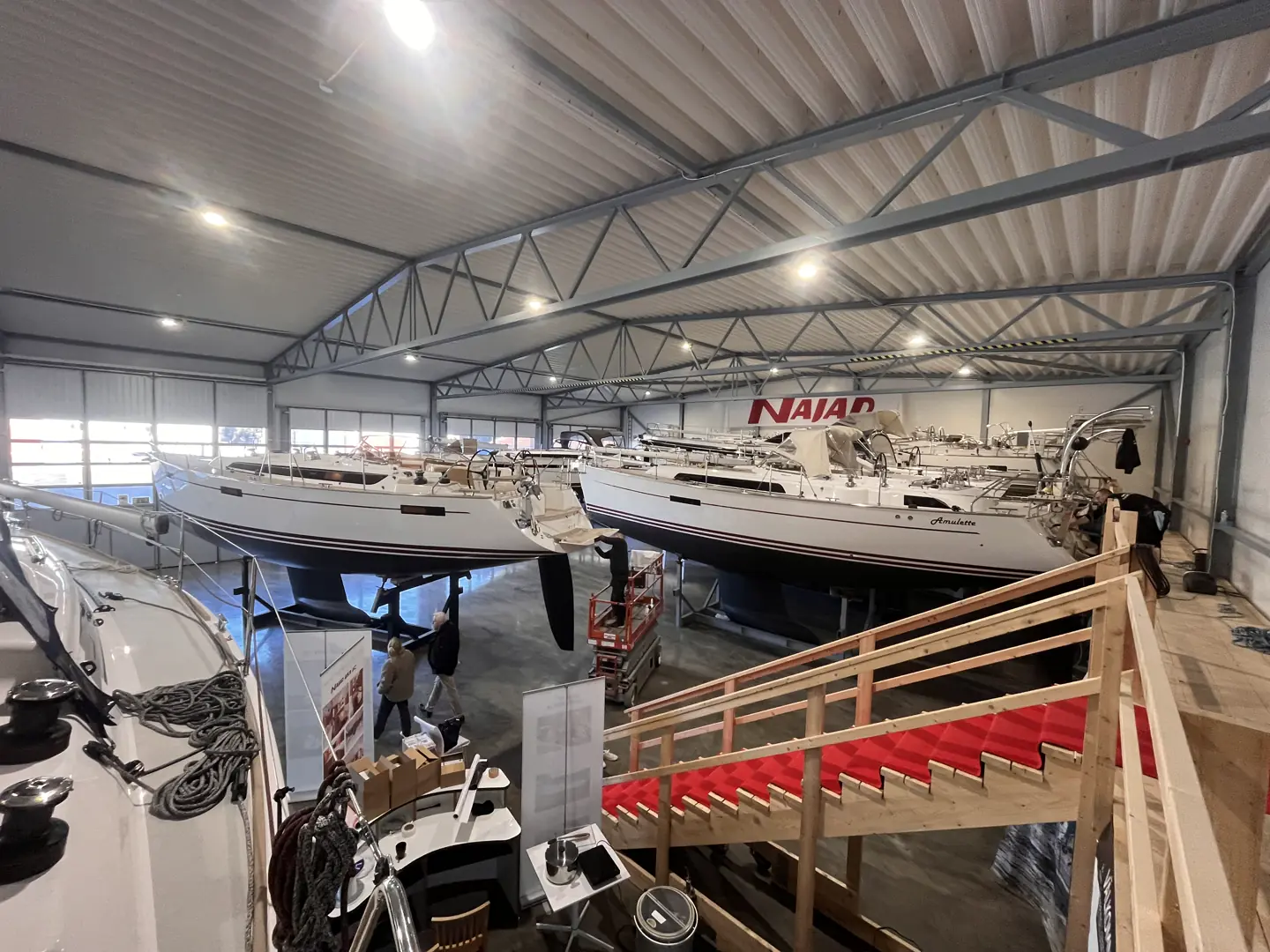 Det fylles opp i utstillingshallen før Najad, Arcona og Orust Yachtservice inviterer til åpent verft.