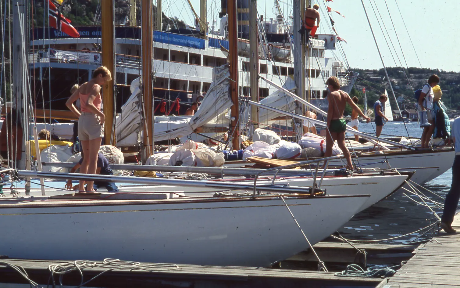 Kong Olavs sommerresidens Bloksberg i bakgrunnen, med VM-båtene i forgrunnen. Alle foto: Lars G. Karlsson