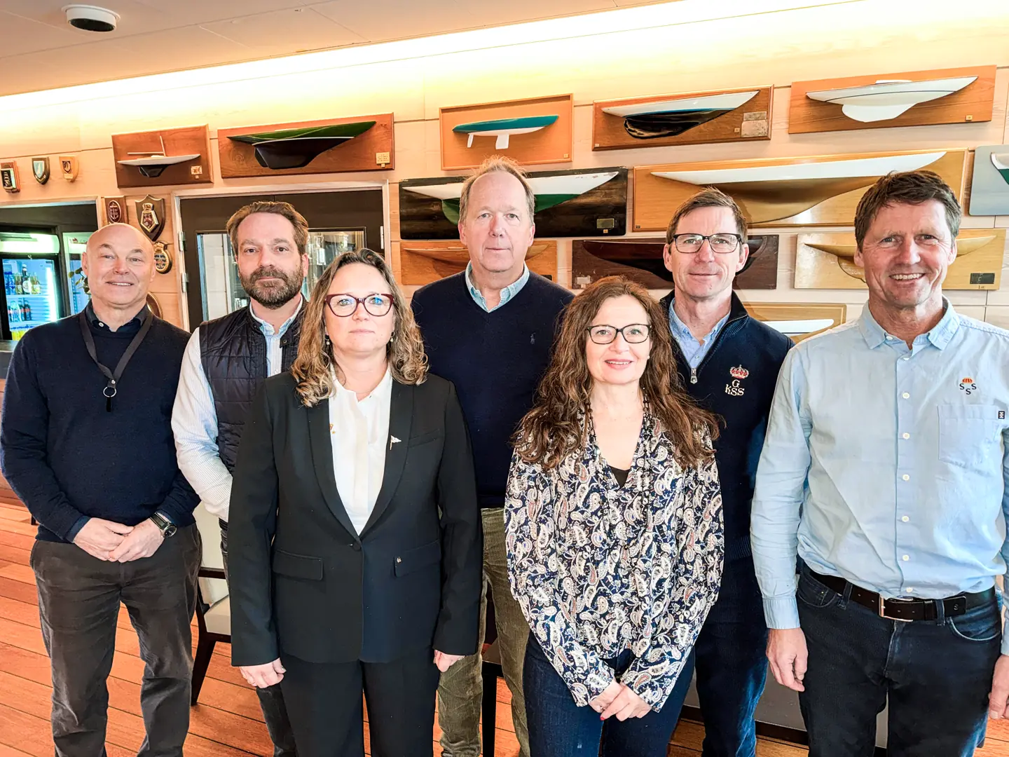 SAMLET: Her er generalsekretærene samlet på Dronningen sammen med hovedtreneren i KNS og sportsdirektøren i KDY. Fra venstre Geir Dahl Andersen (hovedtrener, KNS), Jeff Beck (adm. dir. KDY), Ann-Marie Mohr (sportsdirektør, KDY), Bård Spilling (generalsekretær, KNS), Cecilia Malmgren (kanslichef, NJK), Mattias Rahm (klubbdirektør, GKSS) og Stefan Rahm (klubbdirektør, KSSS).