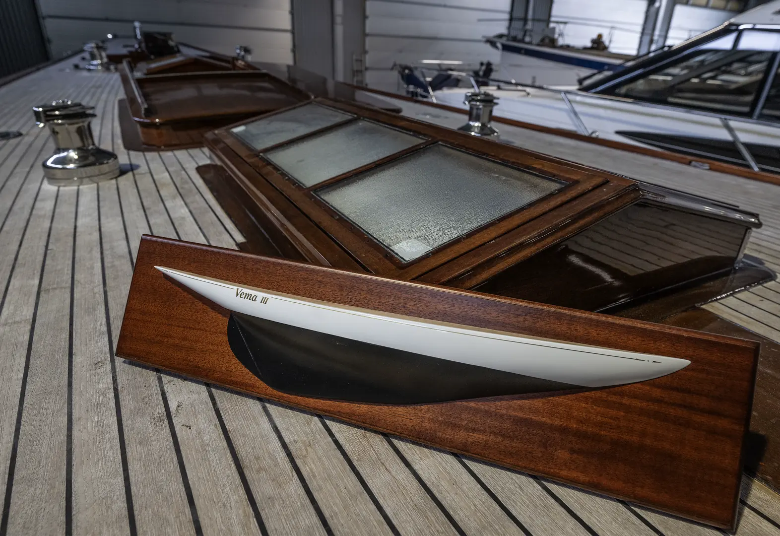 Båten med de vakre linjene kommer godt fram på halvmodellen, som for anledningen er plassert på dekket blant rammeverket i mahogny.