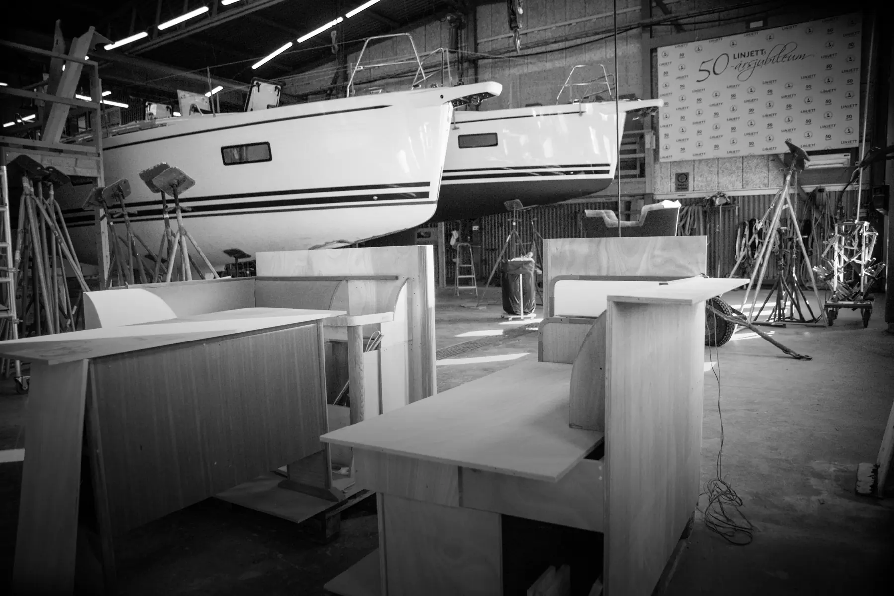 SKREDDERSØM: Midt i produksjonshallen står en fullskala mock-up (1:1) av salongen til en Linjett 36. Denne er laget til en engelsk kunde som ønsker å sette sitt preg på båten.