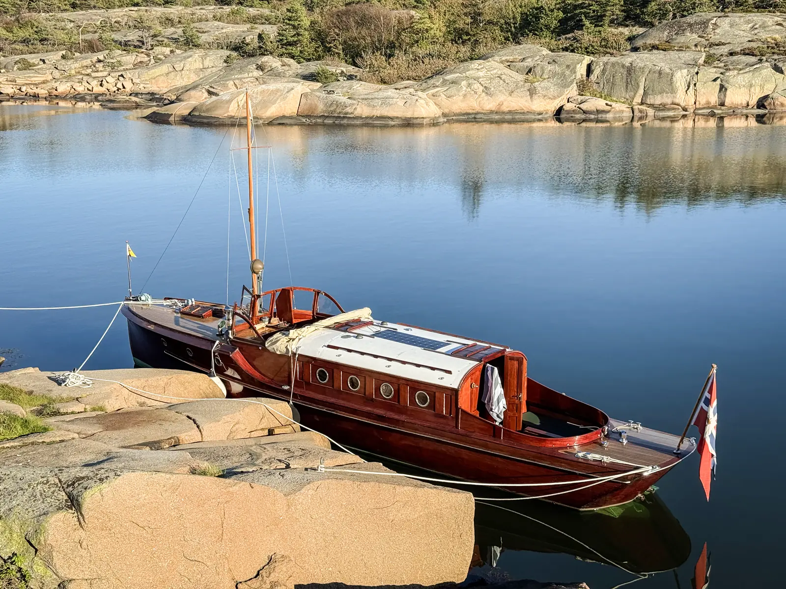 Stråler: I skjærgården på Hvaler. Sort-hvitt-bildet (nedover i artikkel) er trolig fra 1942 i Stockholm da båten ble gitt til den Svenske marinen.